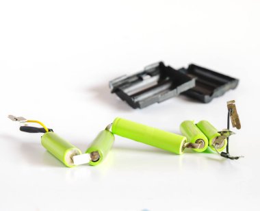 Onarılabilir lityum iyon pilleri. beyaz arkaplanda izole edilmiş.