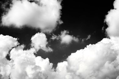 Arka planda beyaz bulutlu kara gökyüzü, doğa kavramı.