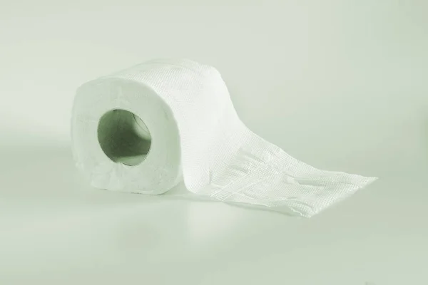 Rolka Papieru Toaletowego Miękkim Tle Koloru — Zdjęcie stockowe