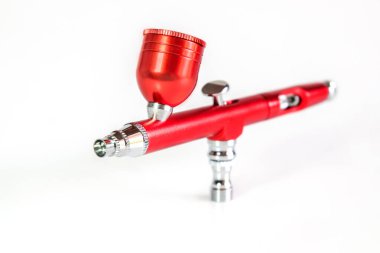 Resim hobisi veya sanat için çalışmak için kırmızı hava fırçası spreyi aracı .