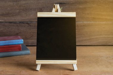 Çalışma masasında beyaz tebeşirle duran küçük bir karatahta. .