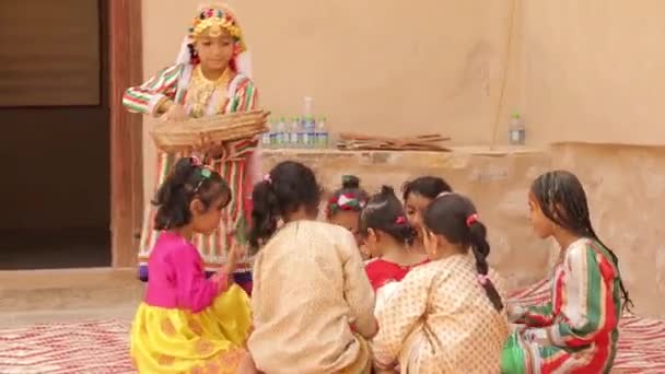 Las chicas árabes con ropa oriental tradicional celebran la fiesta con dulces — Vídeo de stock