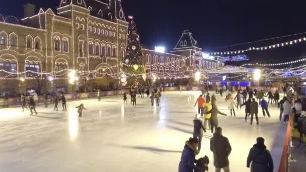 Люди катаються на ковзанах на головній площі Росії. Червона площа в Москві. — стокове відео