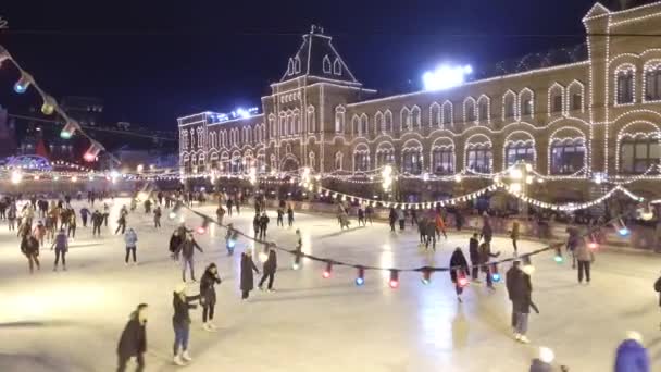 La gente patina en la pista de patinaje en la plaza principal de Rusia. Plaza Roja de Moscú — Vídeo de stock