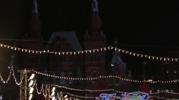 Die Leute laufen auf der Eisbahn auf dem Hauptplatz von Russland. Roter Platz in Moskau — Stockvideo