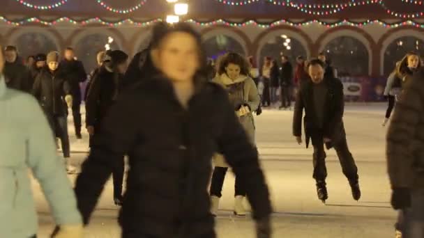 Folk åker skridskor på rinken på Rysslands största torg. Röda torget i Moskva — Stockvideo