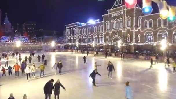 La gente patina en la pista de patinaje en la plaza principal de Rusia. Plaza Roja de Moscú — Vídeo de stock