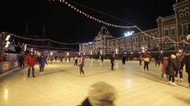 İnsanlar Rusya 'nın ana meydanında paten kayıyorlar. Moskova 'daki Kızıl Meydan