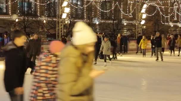 La gente patina en la pista de patinaje en la plaza principal de Rusia. Plaza Roja de Moscú — Vídeo de stock