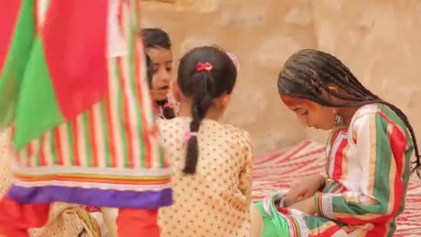 Арабські дівчата в традиційному східному одязі святкують свято солодощами. — стокове відео