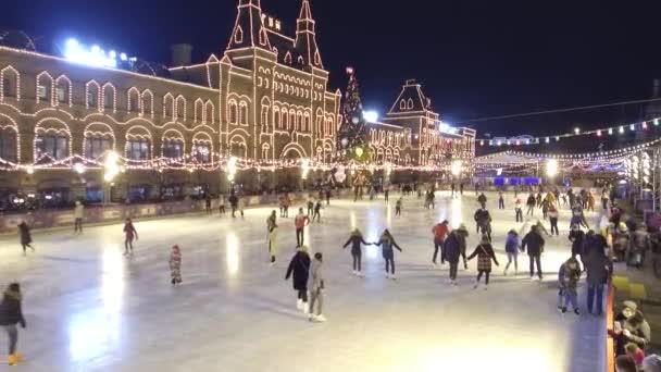 Люди катаются на катке на главной площади России. Красная площадь в Москве — стоковое видео