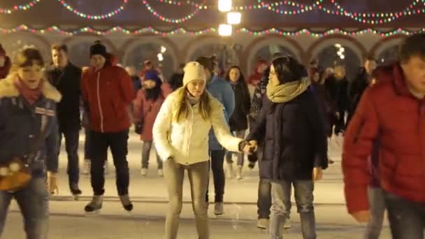 लोग रूस के मुख्य वर्ग पर रिंक पर स्केट करते हैं। मॉस्को में रेड स्क्वायर — स्टॉक वीडियो