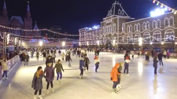 Οι άνθρωποι κάνουν πατινάζ στο παγοδρόμιο στην κεντρική πλατεία της Ρωσίας. Κόκκινη Πλατεία στη Μόσχα — Αρχείο Βίντεο