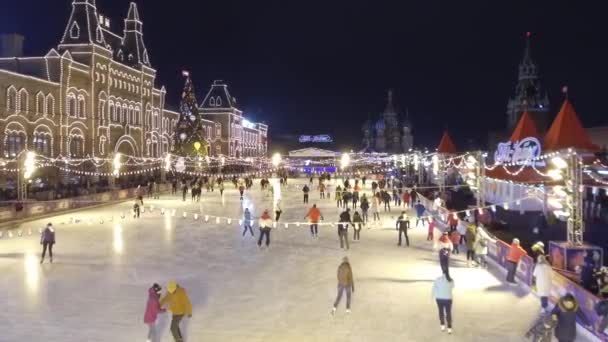 Люди катаются на катке на главной площади России. Красная площадь в Москве — стоковое видео