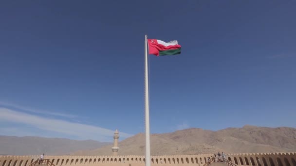 Traditionele Omani fort, algemeen plan en details, geweren en een vlag. — Stockvideo