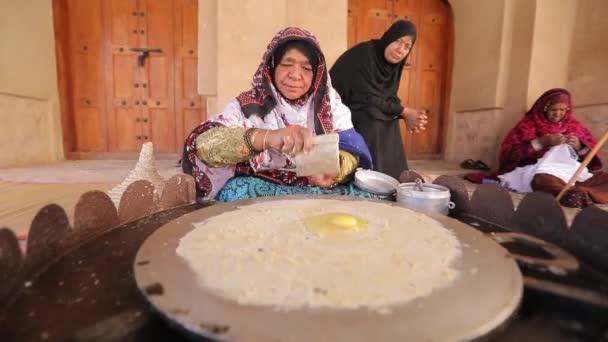 Mujer árabe en vestido tradicional prepara una tortilla con relleno . — Vídeos de Stock