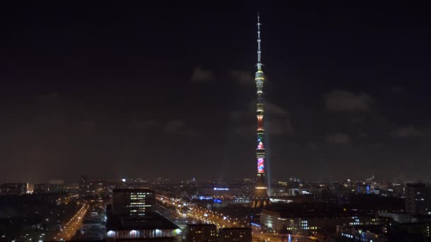 Nachtzicht op Moskou. Tv toren in volle groei, het heeft een nieuwjaar verlichting. — Stockvideo