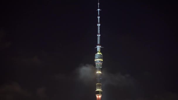 Close-up of the Ostankino television tower located in Moscow, night view. — Stock Video