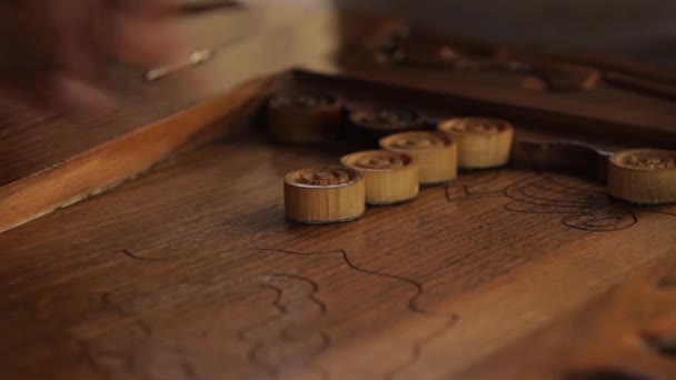 Detalle Juego Backgammon Backgammon Madera Hecho Mano Los Hombres Juegan — Vídeos de Stock