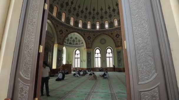 Baku Ázerbájdžán 2019 Muslimové Modlí Obrovské Krásné Mešitě Muži Sedí — Stock video