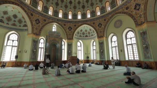 バクー アゼルバイジャン 2019 イスラム教徒は巨大な美しいモスクで祈ります 男性はバクーのハイダル アリエフ モスクの床に座っています — ストック動画