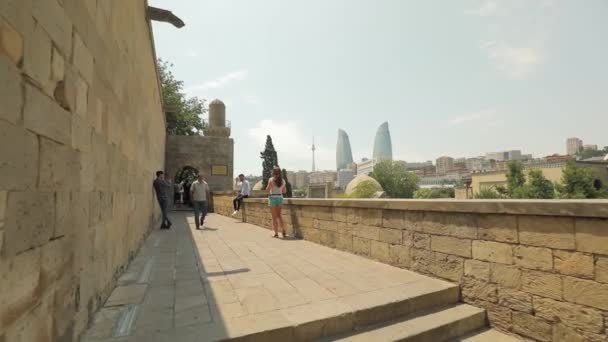 阿塞拜疆巴库 2019年 游客们沿着巴库古城的街道步行 城堡的城墙用石头铺成 人们被拍照 城市概览 — 图库视频影像