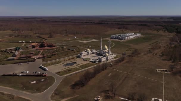 Vista aérea de la mezquita blanca. Volga Bulgaria - complejo histórico y arquitectónico . — Vídeo de stock