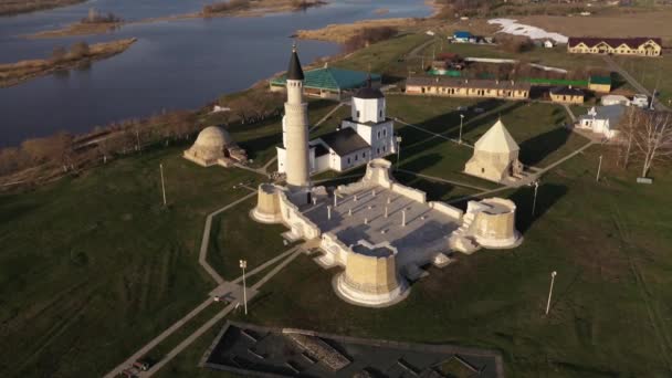 Weinig moskeeën vanuit de lucht. Wolga Bulgarije - historisch en architectonisch complex. — Stockvideo