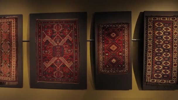 Azerbajdzjans mattmuseum. Utställningen visar gamla och moderna mattor. — Stockvideo