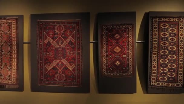 Musée du tapis d'Azerbaïdjan. L'exposition présente des tapis anciens et modernes . — Video