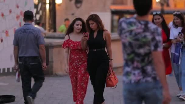 Azerbaijan, baku. schöne Frauen orientalischen Aussehens gehen auf der Straße. — Stockvideo