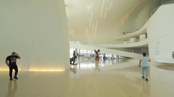 Interior del Centro Heydar Aliyev. Salón futurista y pasillos. No hay gente . — Vídeos de Stock