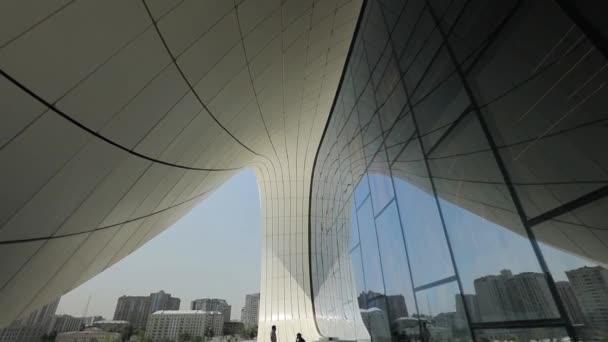 BAKU, AZERBAIJAN - 2019: Heydar Aliyev Center. Futuristic and white and shiny. — Stock Video