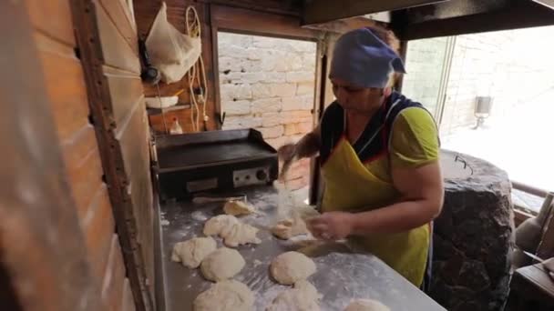 A keleti kenyeret tandoor-ban sütik. Szorítsd össze a tésztát a sütő falán. — Stock videók
