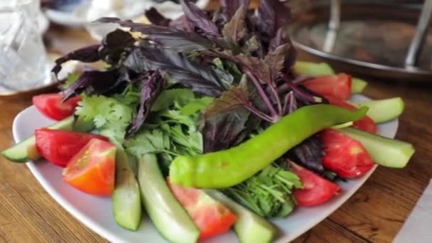 No prato são legumes e verduras - tudo é colorido e fresco . — Vídeo de Stock