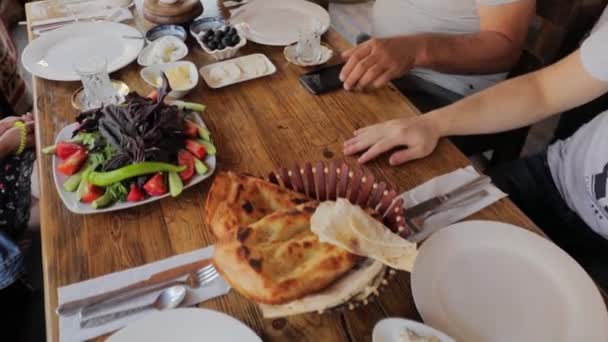 Frühstück im orientalischen Café. in der Nähe von Ost.i mxed Omelett-Eier mit Tomaten. — Stockvideo