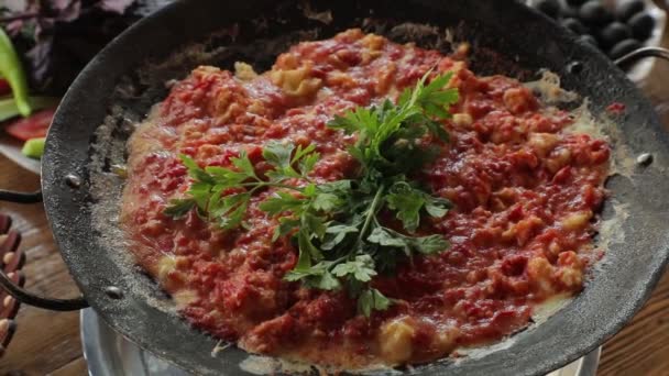 Frühstück im orientalischen Café. in der Nähe von Ost.i mxed Omelett-Eier mit Tomaten. — Stockvideo