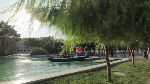 Stadsplein met fontein, zonnige zomerdag, kinderen spelen op het plein — Stockvideo