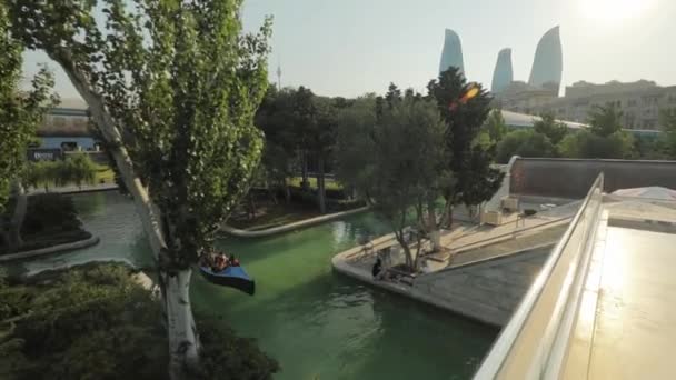 Stadtplatz mit Brunnen, sonniger Sommertag, Kinder spielen auf dem Platz — Stockvideo