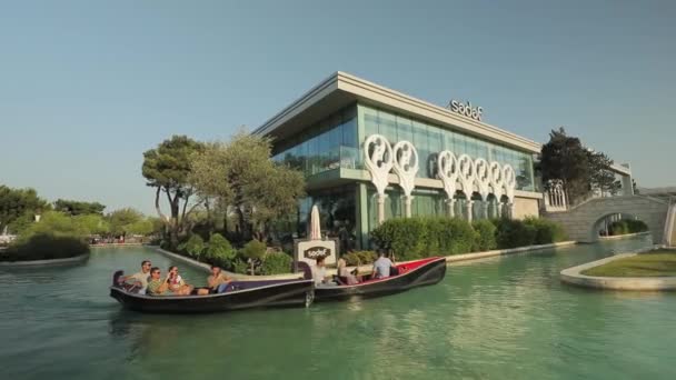 Gondelboote schwimmen an einem sonnigen Sommertag auf Kanälen. Klein Venedig auf baku — Stockvideo