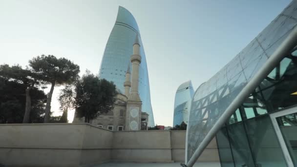 Flame Towers near the Mosque of the Martyrs. City view, long panorama — Stock Video