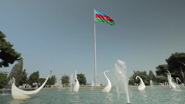 Hattyúk szökőkútja a Baku Boulevard-on. Nemzeti azerbajdzsáni zászló — Stock videók