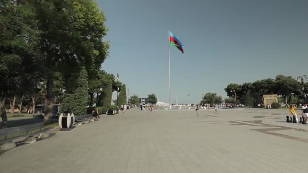 Baku Stadtplatz mit riesigen Schachfiguren. Schwanenbrunnen auf dem Bakuboulevard. — Stockvideo