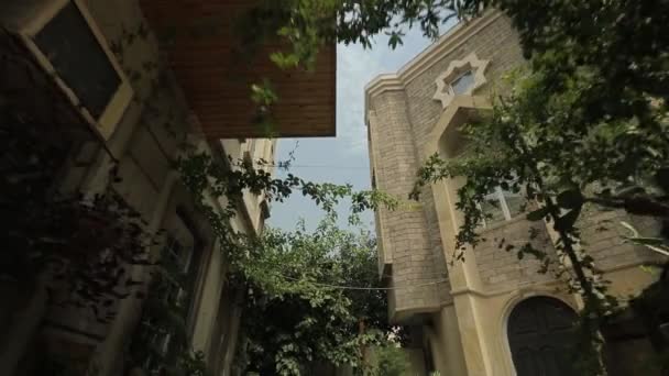 Una pequeña y acogedora calle estrecha en el centro histórico de Bakú, Azerbaiyán . — Vídeos de Stock