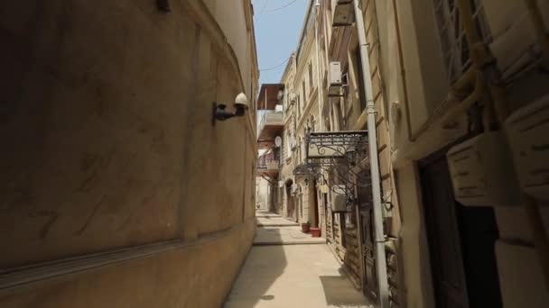 Een kleine gezellige smalle straat in het historische centrum van Bakoe, Azerbeidzjan. — Stockvideo