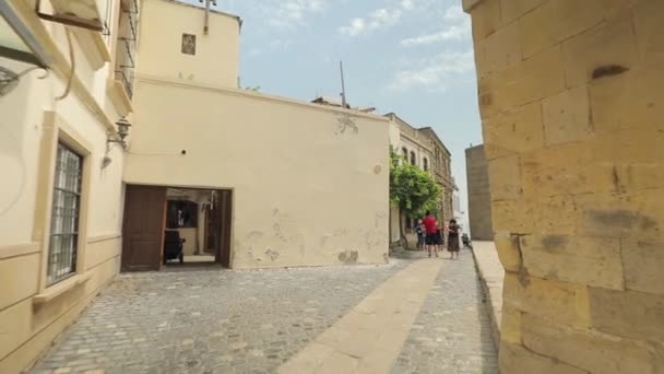 Una pequeña y acogedora calle estrecha en el centro histórico de Bakú, Azerbaiyán . — Vídeos de Stock