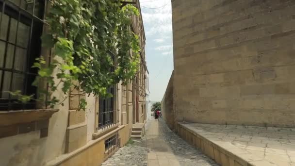 Una pequeña y acogedora calle estrecha en el centro histórico de Bakú, Azerbaiyán . — Vídeos de Stock