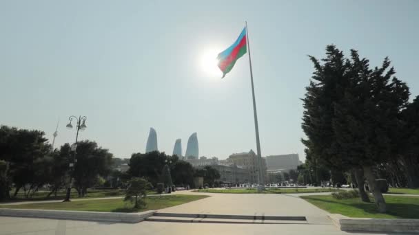 Schwäne-Brunnen auf dem Bakuboulevard. Nationalflagge Azerbaidschans — Stockvideo