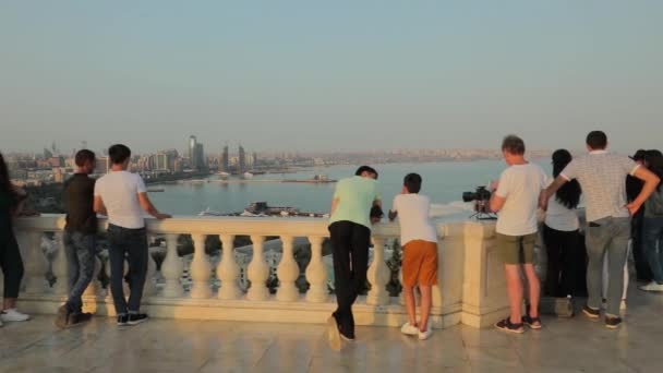 Folk beundrer udsigten over byen Baku på observationsdækket. Panoramaudsigt – Stock-video
