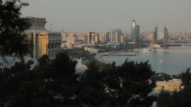 Вид на Баку, Азербаджан во время заката с центра города и Каспия — стоковое видео